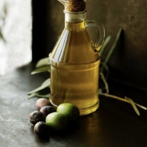 How do polyphenols in olive oil contribute to better health?