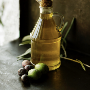 How do polyphenols in olive oil contribute to better health