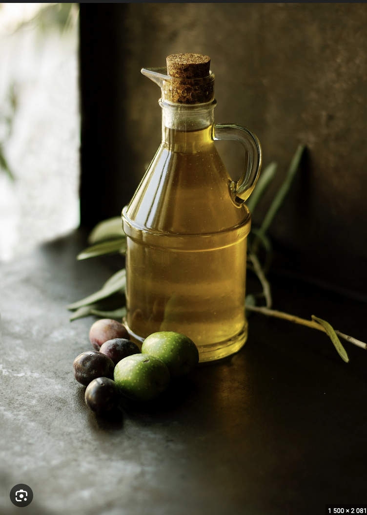 How do polyphenols in olive oil contribute to better health